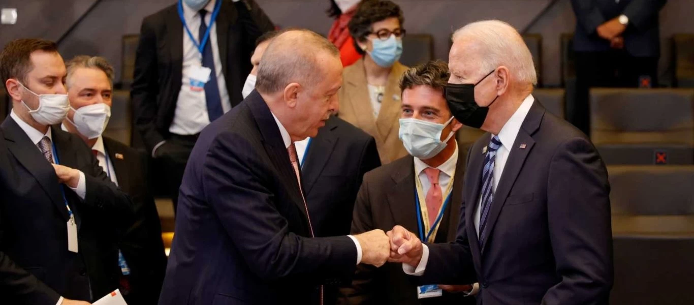 Σάλος με την φωτογραφία του Ρ.Τ.Ερντογάν με τον Τ.Μπάιντεν - Ο χαιρετισμός που θύμισε χειροφίλημα (φώτο)